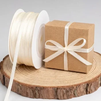 Extra smal 3mm dubbelzijdig satijn lint in crème voor het dichtstrikken van kleine cadeaudoosjes en bedankjes.