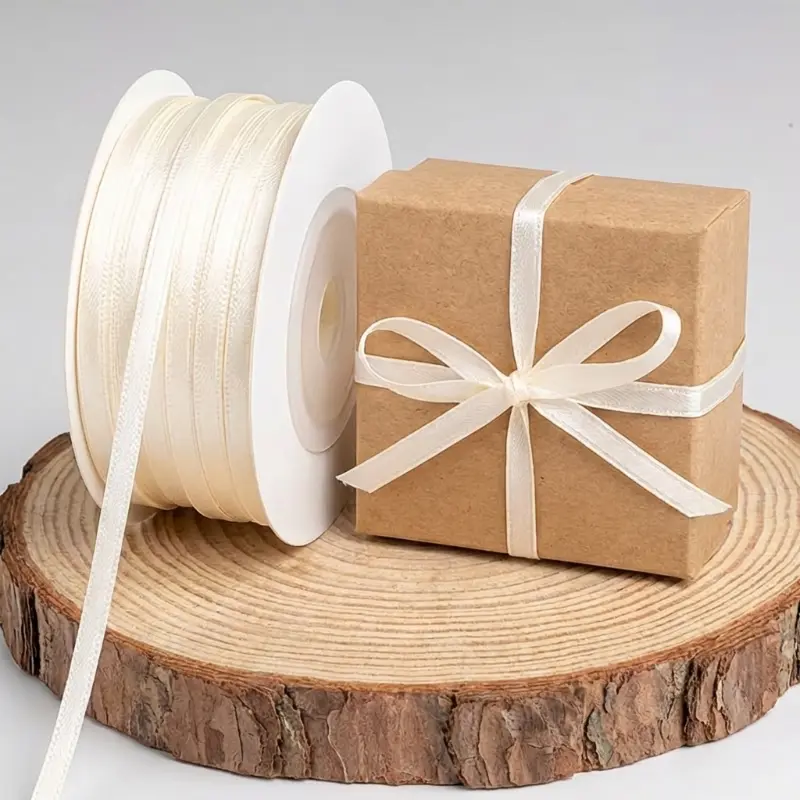 atijn Lint 3mm - Crème (45 meter) Extra smal 3mm dubbelzijdig satijn lint in crème voor het dichtstrikken van kleine cadeaudoosjes en bedankjes.