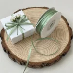 Smal 3mm saliegroen (sage green) satijn lint voor een botanisch accent op cadeaudoosjes en trouwbedankjes