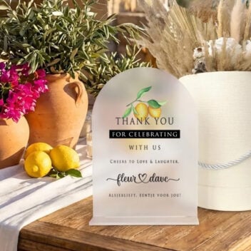 Frosted acryl tafelbordje in boogvorm met citroen design en gepersonaliseerde tekst voor bedankjes.