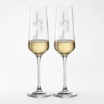 Celeste champagneglazen in zilver met verticale namen in script en datum in serif op kristalglas