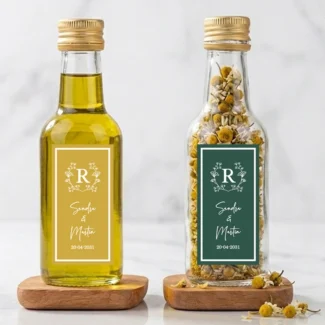 Twee gepersonaliseerde flesjes olie, perfect als bruiloftsbedankje.