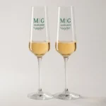 Set van twee gepersonaliseerde champagneglazen voor bruiloft.