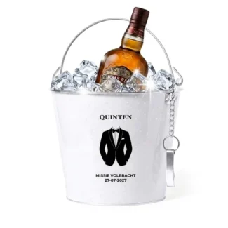 Witte Mission Gentleman koeler met smoking design en twee regels vrije tekst, productfoto op witte achtergrond