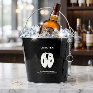 Zwarte Mission Gentleman koeler met smoking design en naam, gevuld met whiskey en ijs, sfeershot bruiloft