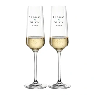 Set gepersonaliseerde champagneglazen voor bruiloft, met namen en datum.