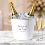 Witte metalen Romeo wijnkoeler met namen en datum en twee blush hartjes, gepersonaliseerd cadeau voor bruidspaar