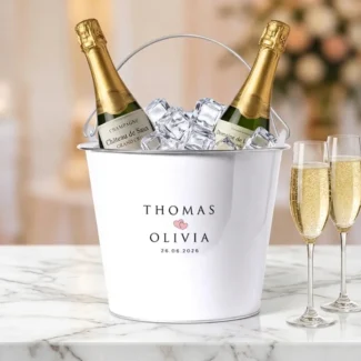Witte metalen Romeo wijnkoeler met namen en datum en twee blush hartjes, gepersonaliseerd cadeau voor bruidspaar